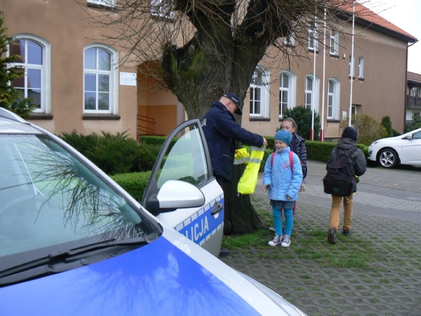 Policja w Jarocinie: Odblaski dla dzieci z gminy Jaraczewo