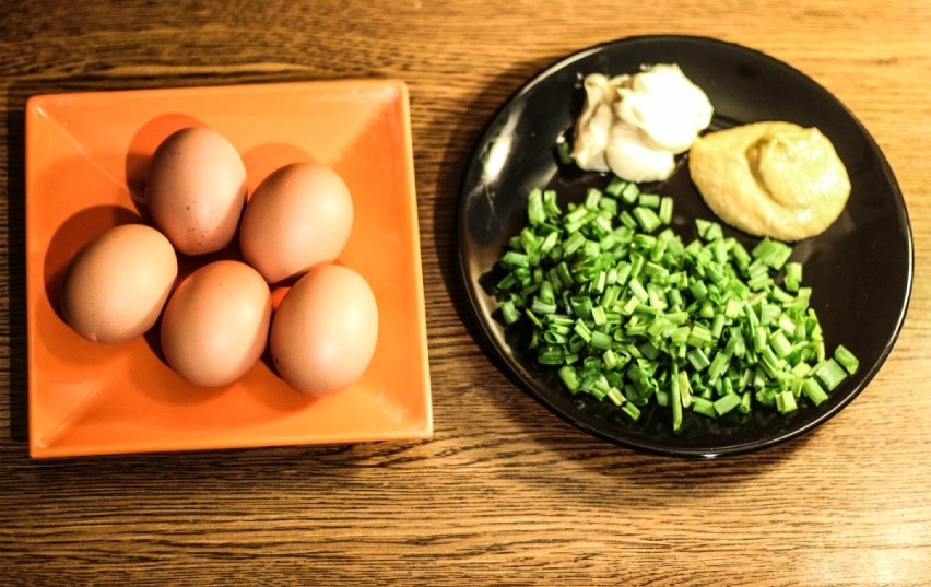 Pasta jajeczna - składniki: 
6 jajek
majonez - 2...
