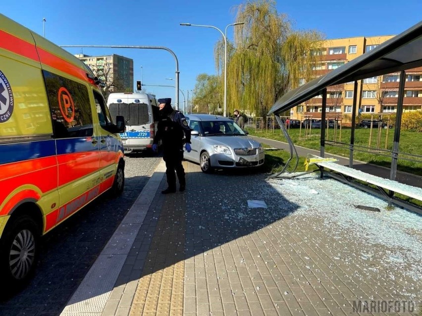 Kolizja w Opolu. Skoda uderzyła w przystankową wiatę.