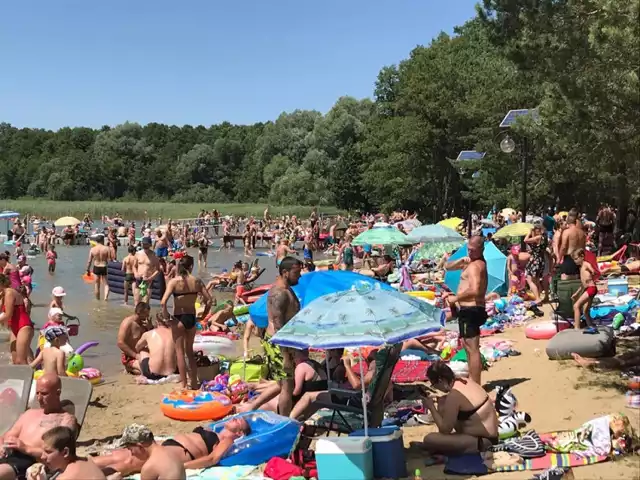 Niedzielne tłumy nad jeziorem w Lubikowie