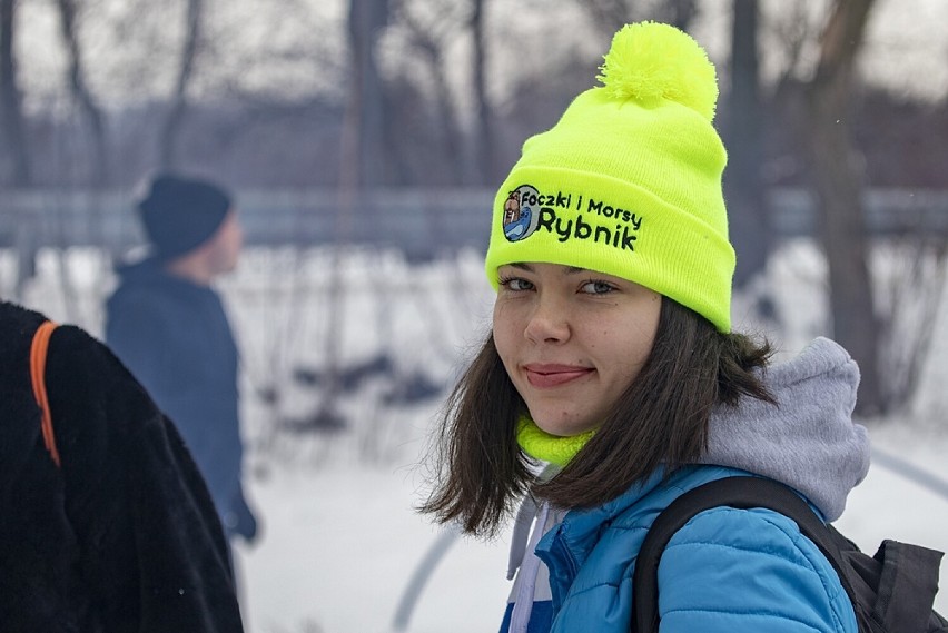 Morsowanie w Rybniku. Harce na śniegu, pływający pies i świetna zabawa. Morsy i Foczki znów w wodzie. Zobacz zdjęcia z Pniowca