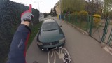 Wjechał na chodnik i drogę rowerową obok przedszkola, bo spieszyło mu się do pracy [wideo]