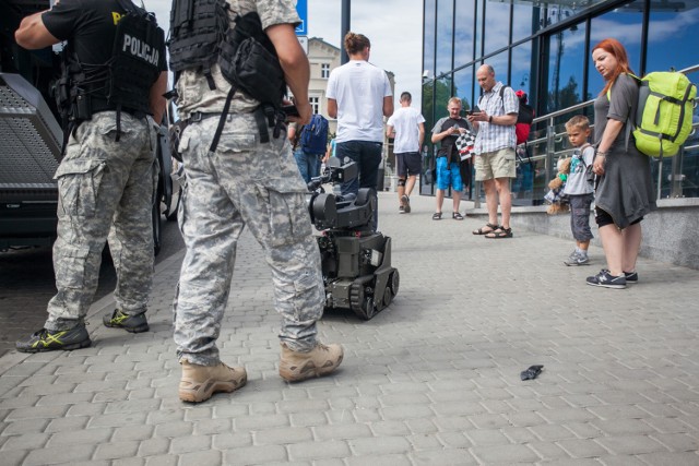 Jak poinformował nas Czytelnik, po godzinie 8:00 w windzie na dworcu PKP w Bydgoszczy pozostawiono plecak. Jeden z pasażerów, zaniepokojony tą sytuacją, zadzwonił na policję. 

Szaro-niebieski porzucony plecak zaniepokoił jednego z pasażerów.
-&nbsp;Ze względu na ostatnie wydarzenia i zagrożenia zablokowane zostało przejście podziemne na dworcu PKP i pasażerowie mogą przemieszczać się tylko górą - informował po godzinie 9:00 Przemysław Słomski z KWP w Bydgoszczy - Na monitoringu widać, że plecak zsunął się z pleców jednego z podróżnych.

Podjęto starania, by skontaktować się z kierownikiem pociągu, do którego wsiadł właściciel plecaka. 

Jak informuje Przemysław Słomski, policjanci podjęli decyzję o ewakuacji dworca PKP - dotyczy to około 200 osób.  Na miejscu pojawią się jednostki antyterrorystyczne, które mają zutylizować plecak.

Zobacz również: Wykolejony tramwaj w Bydgoszczy. Wstrzymany ruch


***
Pogoda na dziś, 22 lipca 2016 roku, wideo: TVN Meteo Active/x-news

