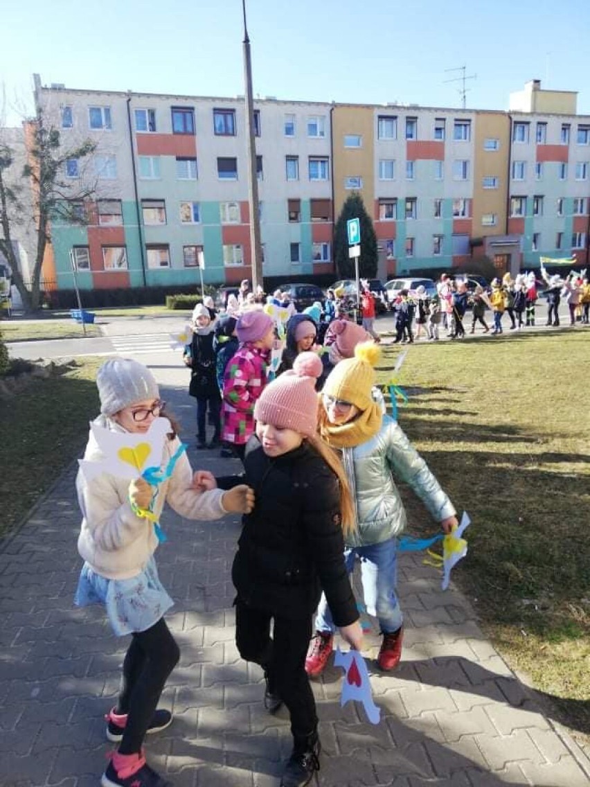 Solidarni z Ukrainą. Marsz Pokoju uczniów SP4 w Obornikach [ZDJĘCIA]