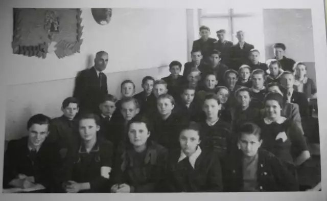 Jan Maria Dyga w szkolnej ławce, mając 13 lat, obok kierownika szkoły, razem ze swoimi szkolnymi kolegami.