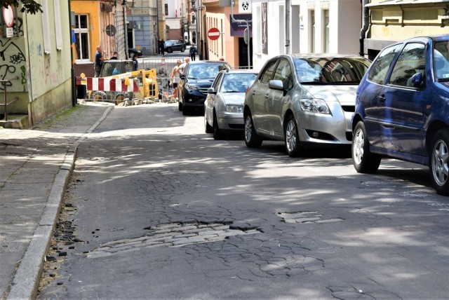 Kierowcy skarżą się na uszkodzoną i nierówną nawierzchnię na odcinkach ulic Malczewskiego i Krupniczej.