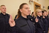 Nowi policjanci na Opolszczyźnie. 21 funkcjonariuszy ślubowało we wtorek na sztandar w Komendzie Wojewódzkiej Policji w Opolu