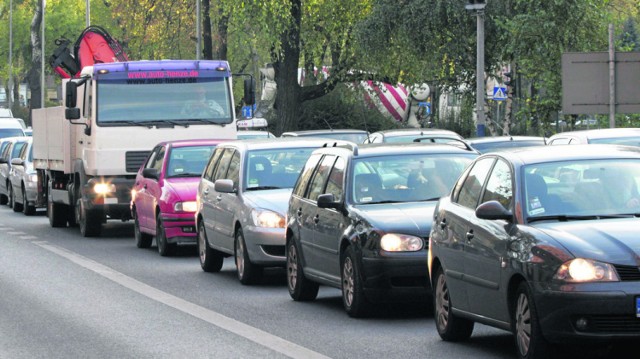 W związku z wyścigiem przez kilka godzin na Alejach Trzech Wieszczów tworzyły się gigantyczne  korki