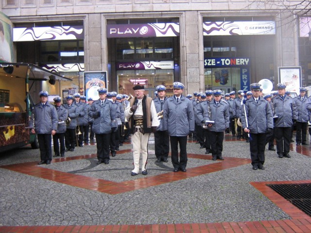 Imprezę prowadzi góral &quot;spod samiutkich Tater&quot; a przygrywa  Reprezentacyjna Orkiestra Policyjna . Fot. Ewa Krzysiak