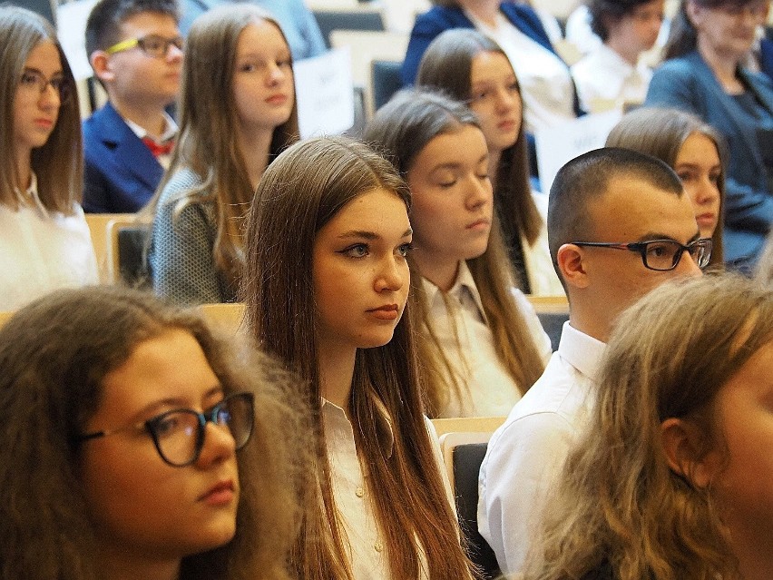 Oto laureaci kuratoryjnych konkursów przedmiotowych 2023 ze szkół podstawowych w powiecie piotrkowskim. Zobacz film i zdjęcia 