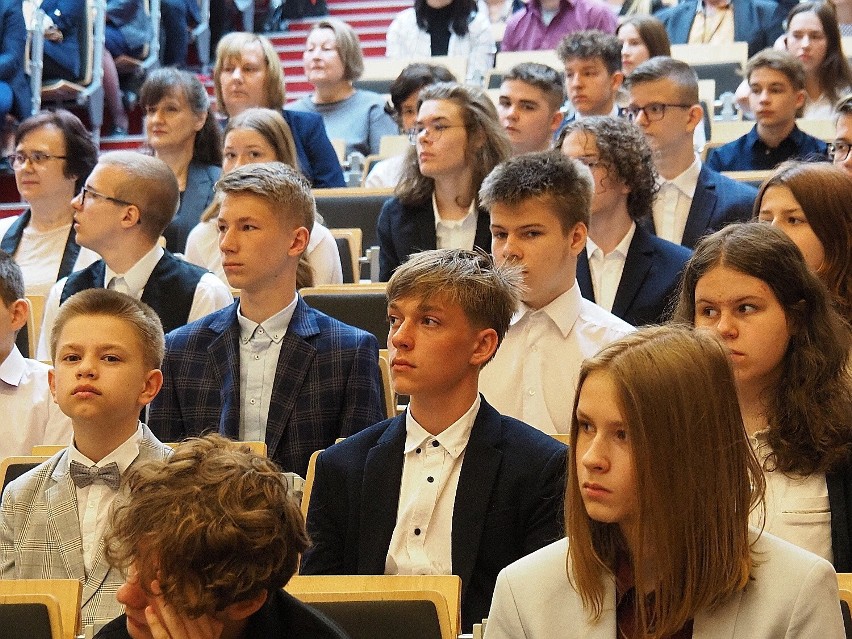 Oto laureaci kuratoryjnych konkursów przedmiotowych 2023 ze szkół podstawowych w powiecie piotrkowskim. Zobacz film i zdjęcia 