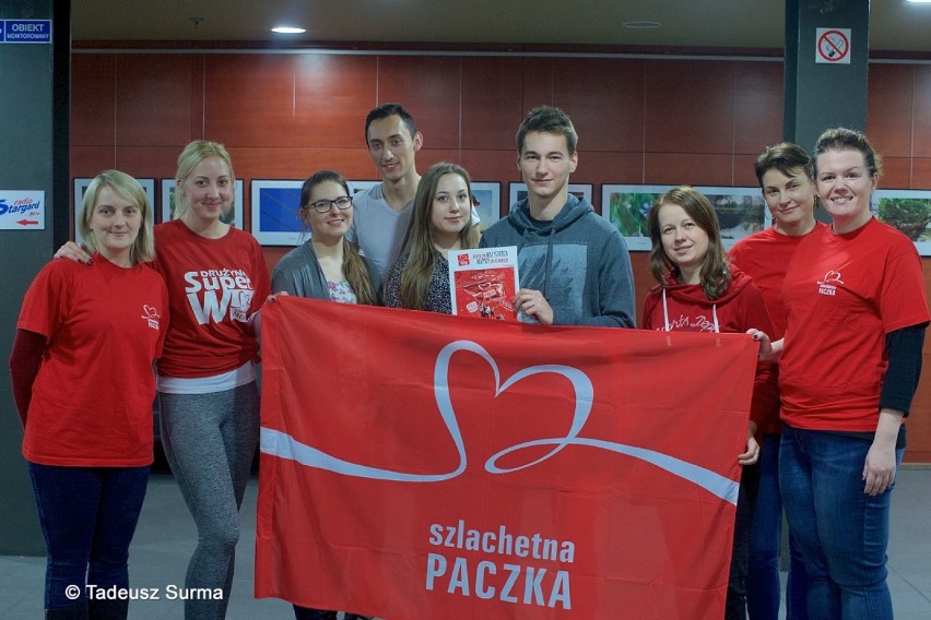 Szlachetna Paczka w SCK ze stargardzkimi policjantami [zdjęcia Tadeusza Surmy]