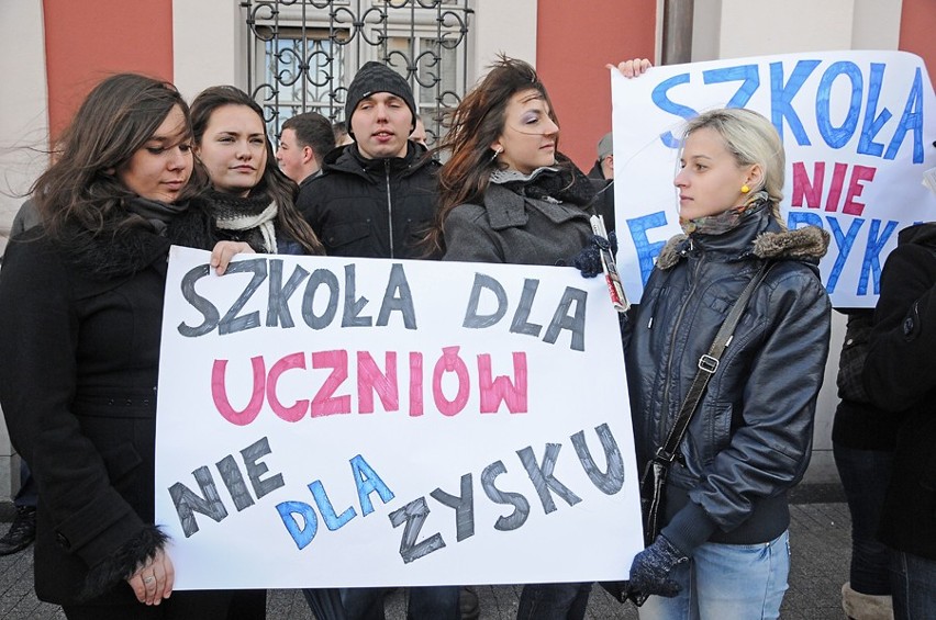 Poznań: Zespół Szkół Technicznych na Golęcinie protestuje przeciw likwidacji [ZDJĘCIA, WIDEO]