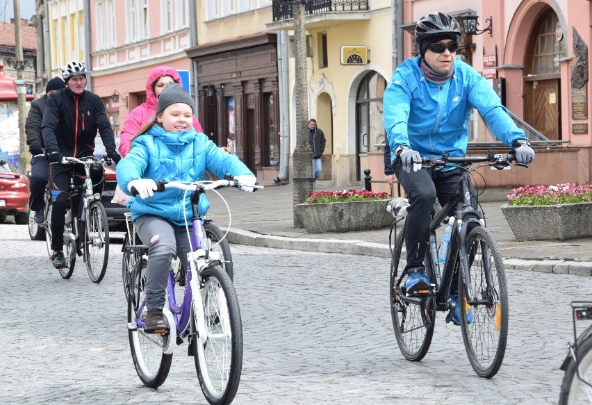 W czasie pierwszego pikniku rowerowego padał deszcz i śnieg,...