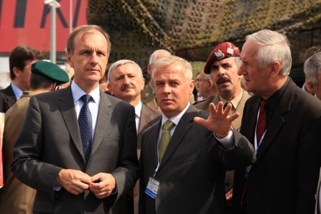 Targi oglądał minister obrony narodowej Bogdan Klich&hellip; fot. Tomasz Hens