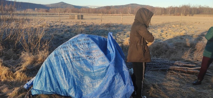 Kobieta mieszka w namiocie przy ul. Romera w Sobieszowie. Nie chce przyjąć dachu nad głową, ani ciepłych posiłków