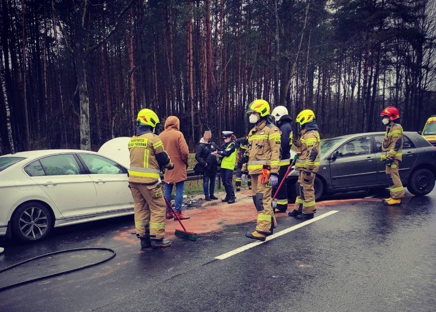 Gmina Kamieńsk. Wypadek na DW 484 w Gałkowicach Starych. Czołowe zderzenie 2 samochodów