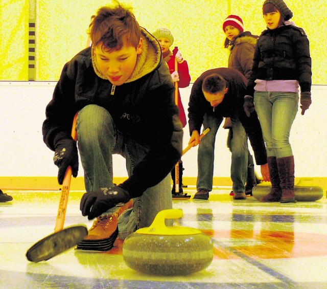 Na powiatowym lodowisku uprawiać można m.in. curling fot. Ewa Drzazga