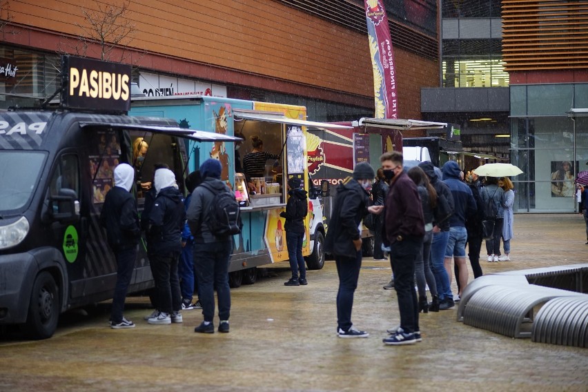 Foodtracki na dziedzińcu Millenium Hall w Rzeszowie. Tak wyglądało wydarzenie w piątkowe popołudnie. Będą tam jeszcze w sobotę