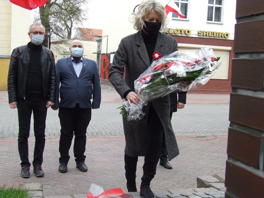 Działacze KWW Kwidzyniacy złożyli kwiaty pod pomnikiem...