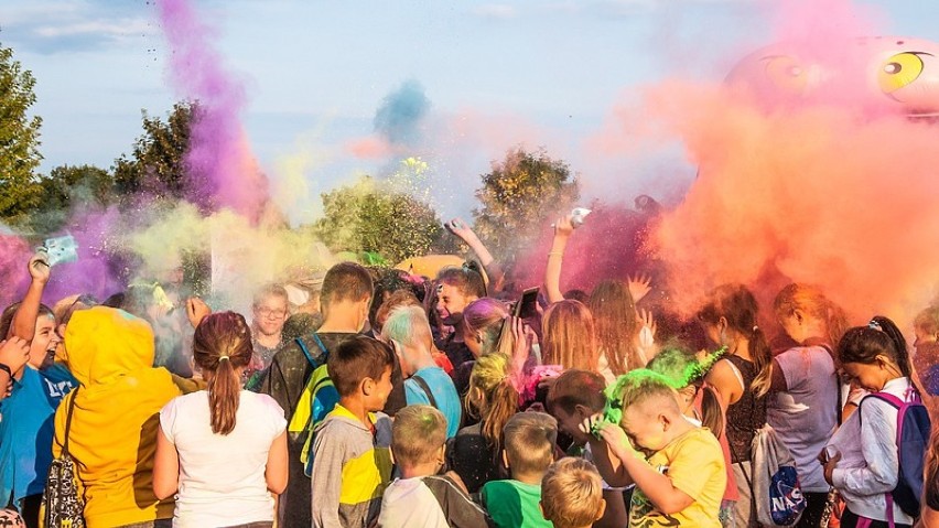 Mieszkańcy Łęcznej bawili się na pikniku charytatywnym. Zorganizowano festiwal kolorów Holi i mecz piłki nożnej. Zobacz zdjęcia!