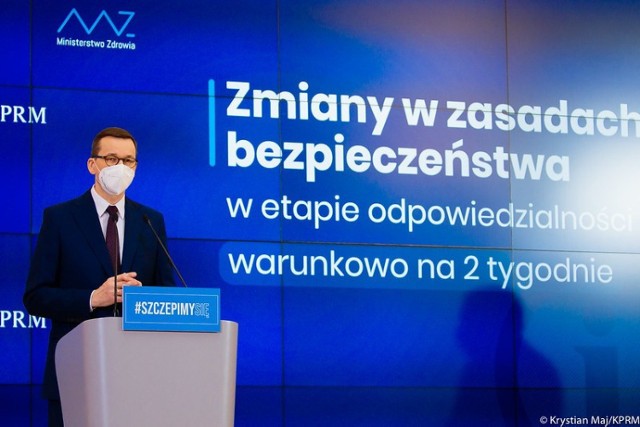 Od 1 marca w Polsce ma zostać przywrócona część obostrzeń, jakie obowiązywały do połowy lutego. Wprowadzony zostanie także zakaz zastępowania maseczek przyłbicami lub szalikami, a także zalecenie stosowania atestowanych maseczek medycznych. Takie wstępne decyzje miały zapaść podczas poniedziałkowego posiedzenia Rządowego Zespołu Kryzysowego pod przewodnictwem premiera Mateusza Morawieckiego. O nowych obostrzeniach premier ma poinformować oficjalnie w połowie tygodnia. Część nowych obostrzeń weszła w życie już we wtorek. Wprowadzające je rozporządzenie opublikowane zostało w poniedziałek wieczorem.

- Nie można lekceważyć tego, co dzieje się u naszych sąsiadów. Nie można zamykać oczu. Będziemy musieli podjąć jakieś decyzje w tej sprawie – tak jeszcze w poniedziałek rano o planach przywracania obostrzeń mówił na antenie radia Zet minister Michał Dworczyk, szef kancelarii premiera. - Mam nadzieję, że nie będą potrzebne jakieś restrykcyjne zmiany, ale z jakimiś zmianami w przepisach należy się liczyć - dodał.

Co zmienia się od wtorku 23 lutego, a co ma się zmienić od poniedziałku, 1 marca? Co będzie zabronione? Wstępne, nieoficjalne plany rządu przedstawiamy na kolejnych slajdach. Sprawdź, posługując się klawiszami strzałek, myszką lub gestami.