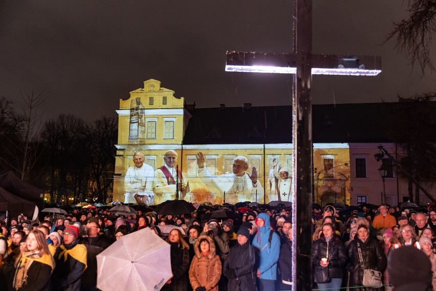 Kraków. Wieczorem 2 kwietnia 2023 pod oknem papieskim na...
