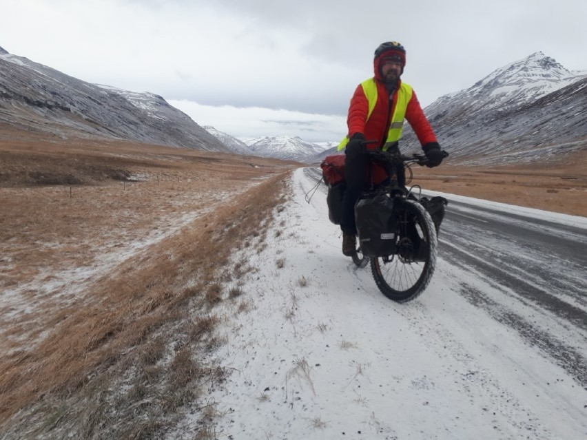 Przejechał dookoła Islandię na rowerze. I to w styczniu [ZDJĘCIA]