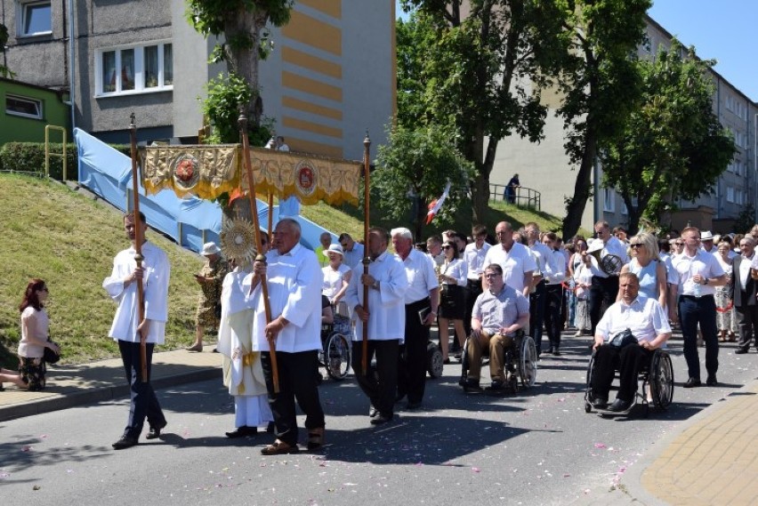 Boże Ciało 2018 w Pruszczu Gdańskim. Tłumy wiernych przeszły w procesji ulicami miasta [ZDJĘCIA, WIDEO]