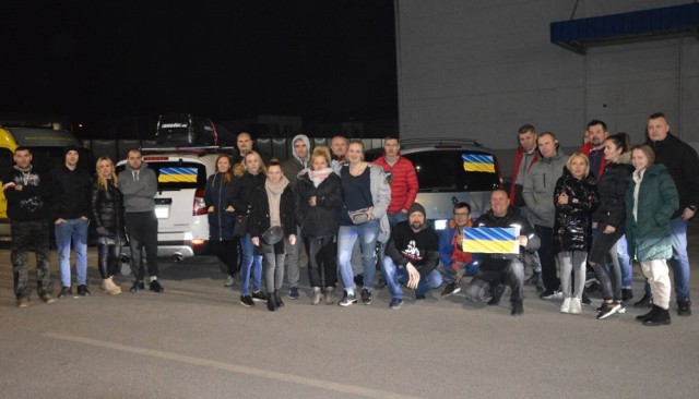 4 marca ze Stargardu wyjechało kilkanaście aut wyładowanych darami dla uchodźców z Ukrainy