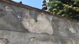 W murach kościoła w Babicach od prawie 50 lat tkwiły pociski artyleryjskie i granat. Wezwano saperów, by je wyciągnęli