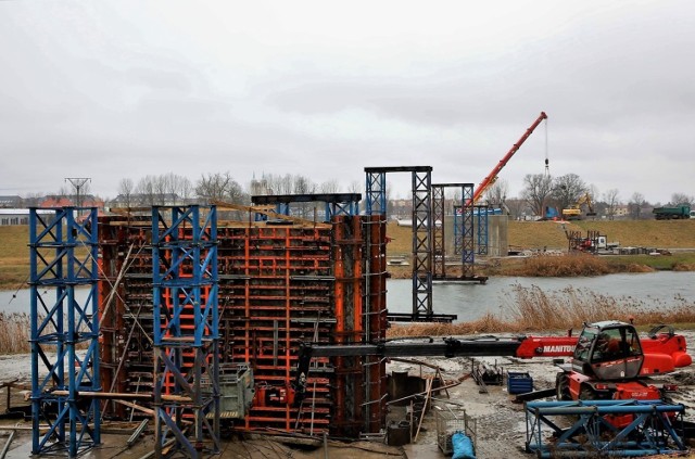 Budowa kładki nad Kanałem Ulgi w Opolu ma być zakończona jesienią tego roku