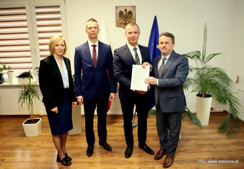 Po podpisaniu umowy, od lewej: zastępca burmistrz Staszowa...