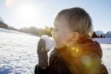 Czy można jeść śnieg? Odpowiedź może cię zaskoczyć! Zobacz, czego lepiej unikać. Czy jedzenie śniegu odwadnia?