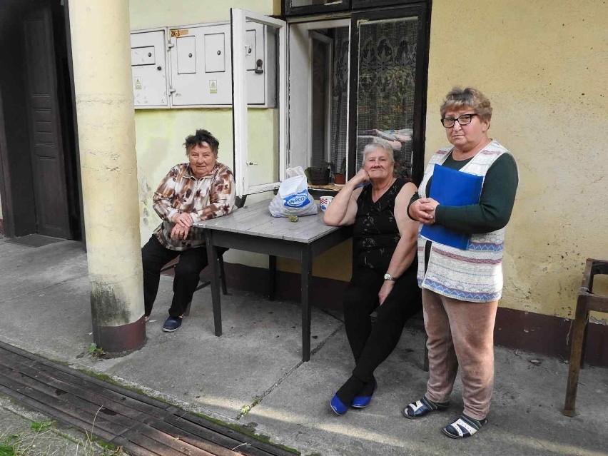 Lokatorki z kamienicy przy ulicy Wojtyłów w Wadowicach...