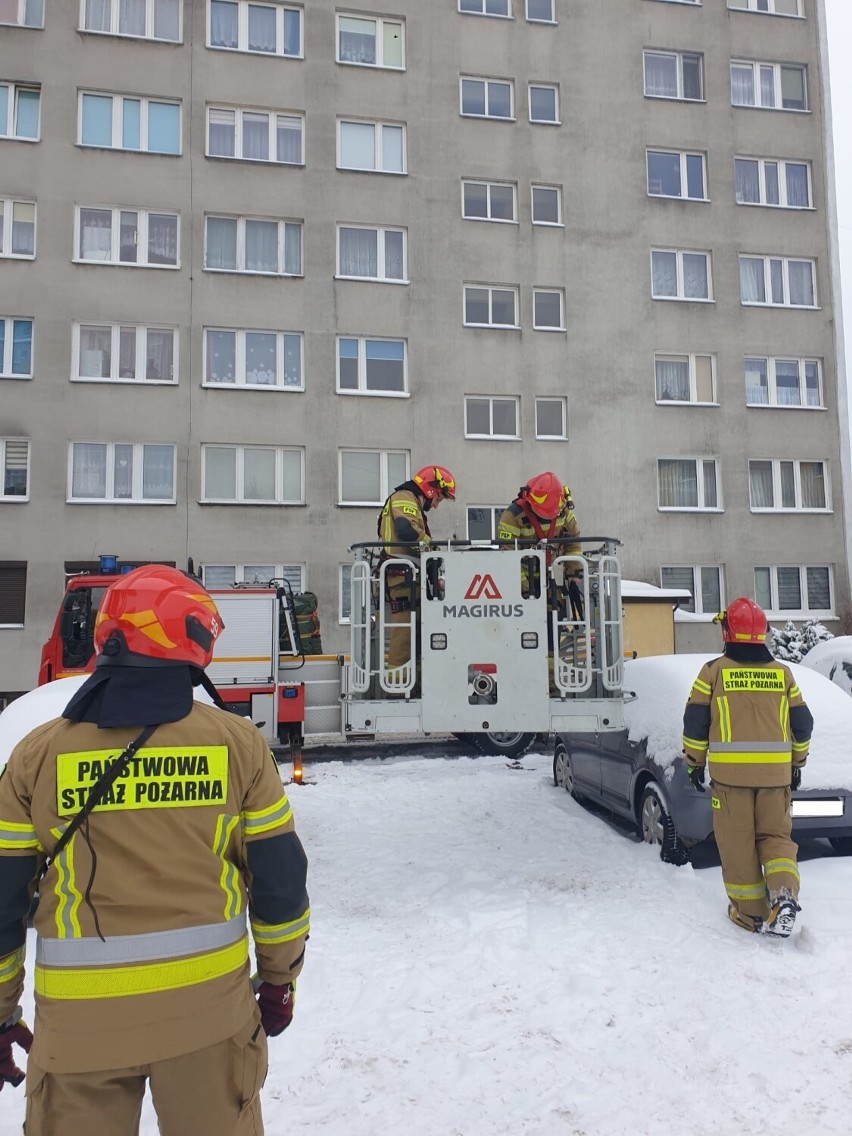 Strażacy z KP PSP w Radomsku ćwiczyli w blokach SM Mostostalowiec. ZDJĘCIA, FILM