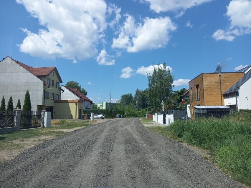 Szybka naprawa 20 ulic w Ostrołęce. Wykorzystano asfalt zerwany z kilku głównych ulic