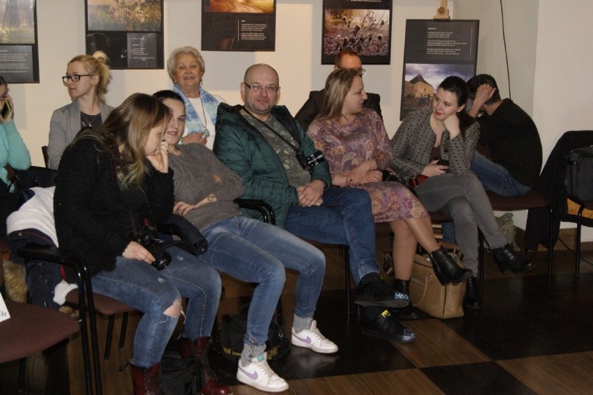 Mateusz Kościukiewicz odwiedził rodzinne strony. Aktor gościł dziś w nowotomyskiej bibliotece i rozmawiał z mieszkańcami
