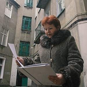 Elżbieta Kaźmierczak, lokatorka kamienicy przy ul. Kopernika 4 w Łodzi, choć wykupiła mieszkanie, obawia się zmiany właściciela. Fot. Grzegorz Gałasiński