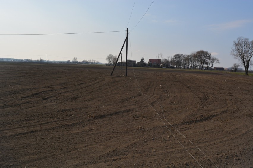 Wypadek na motoparalotni. Podczas awaryjnego lądowania mężczyzna zahaczył o linię energetyczną