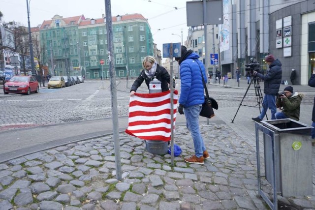 W poniedziałek w biało-czerwony kubraczek i czapeczkę w barwach narodowych został ubrany hydrant znajdujący się w pobliżu Starego Marycha