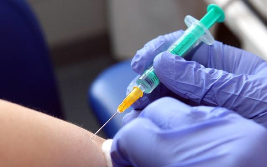W Goleniowie ruszyły szczepienia przeciw COVID-19. Dawek mało, chętnych dużo