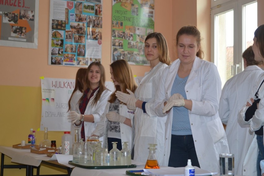Pokaz chemiczny w wykonaniu uczniów nowodworskiego "Ogólniaka" był zwieńczeniem konkursów wiedzy
