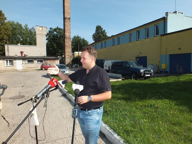 Marek Materek- prezydent Starachowic podczas konferencji prasowej przed przyszłą noclegownią