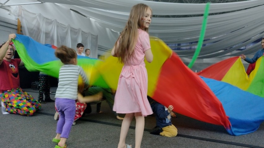 Ukraińskie dzieci mieszkające na hali sportowej przy ul....