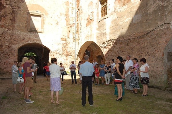 Podczas wernisaży goście zwiedzili wystawy i zabytkowy Pałac