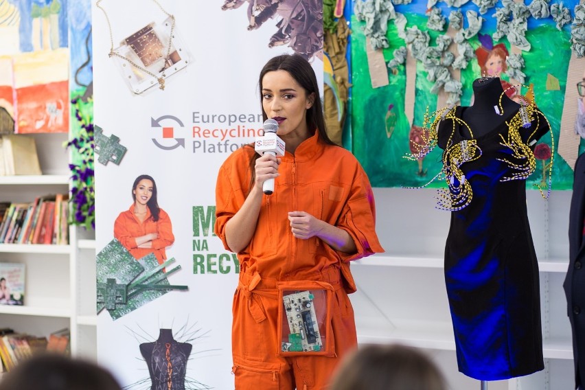 Uczniowie Gminnego Zespołu Szkół w Kazimierzu Dolnym razem ze znaną projektantką Anna Kubisz tworzyli ubrania z odpadów. Zobacz zdjęcia