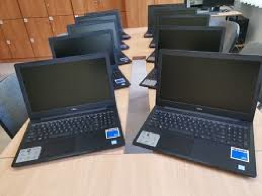 Gmina Łask kupiła 42 laptopy dla szkół