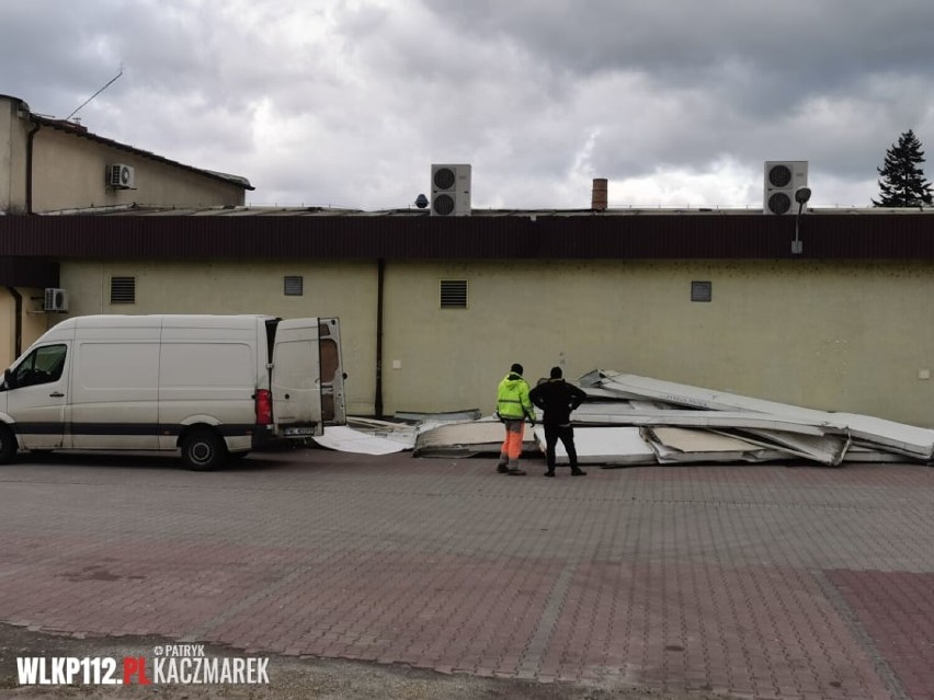Wichura zerwała dachy dwóm firmom w powiecie wolsztyńskim. Strażacy walczą ze skutkami porywistego wiatru