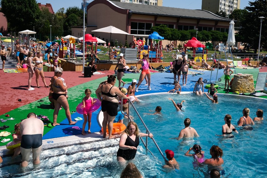 Piękna pogoda, ciepło i tłum ludzi na basenach ROSiR w Rzeszowie. Zobacz, jak odpoczywają rzeszowianie